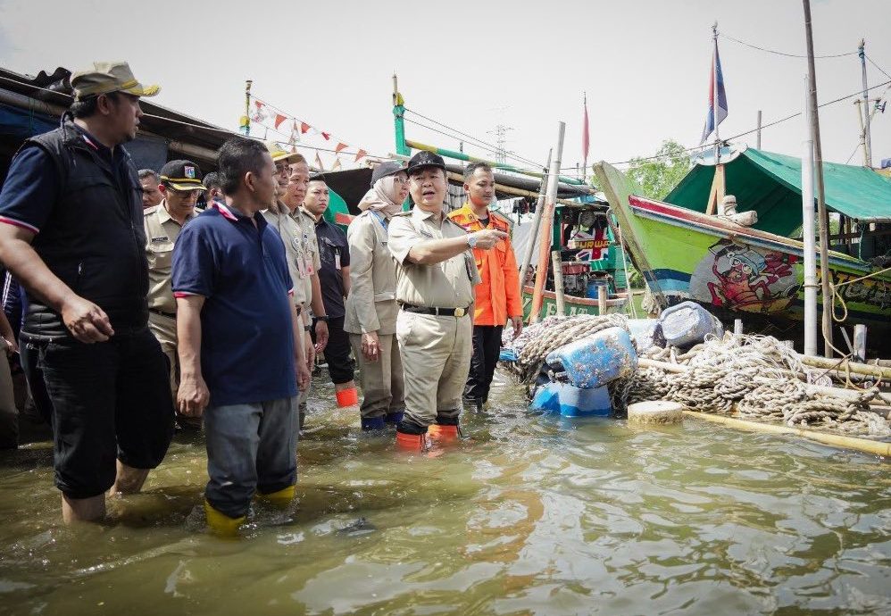 warga jakarta utara terdampak banjir rob