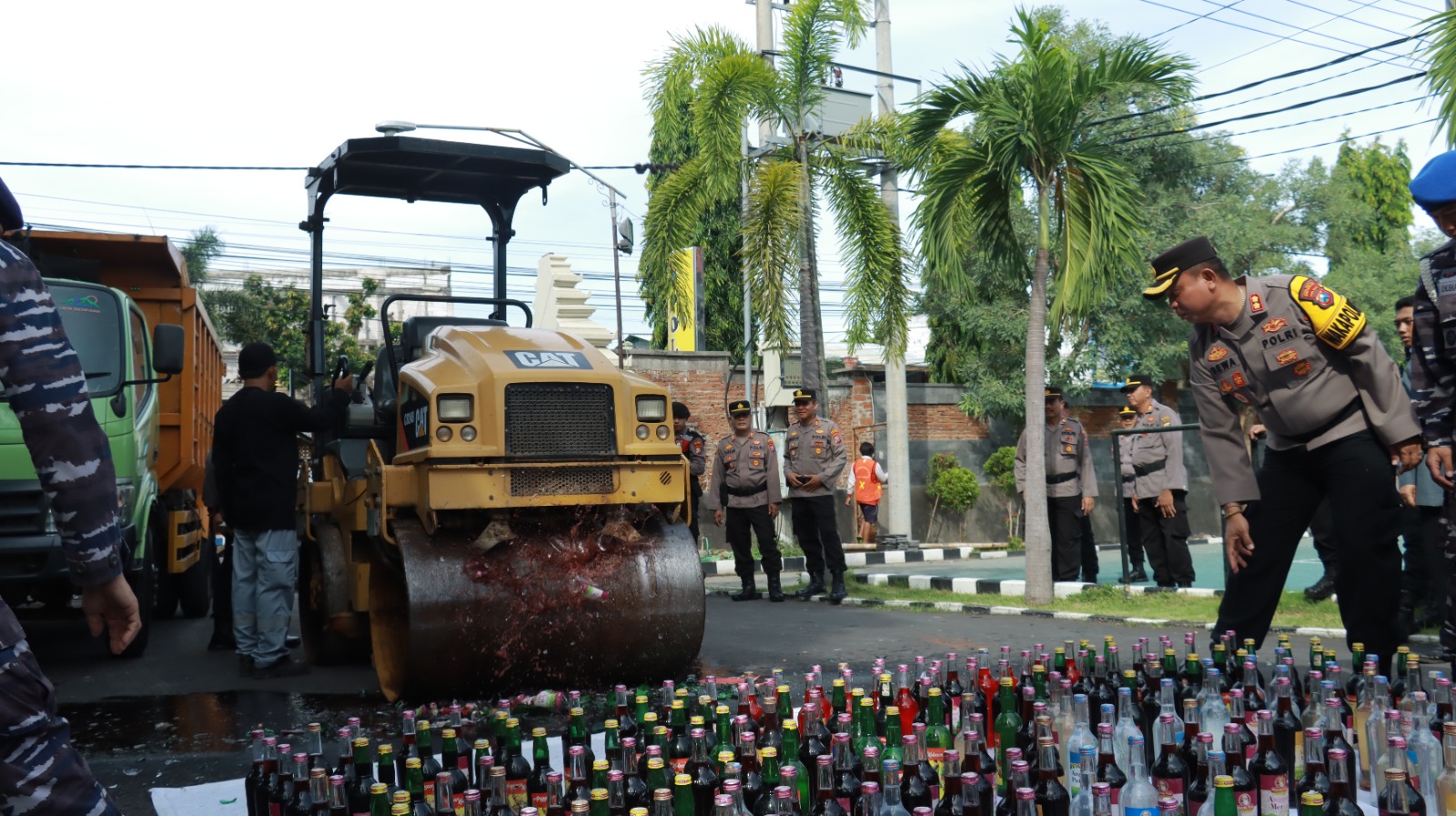 Aparat memusnahkan ribuan knalpot brong dan miras ilegal di Garut